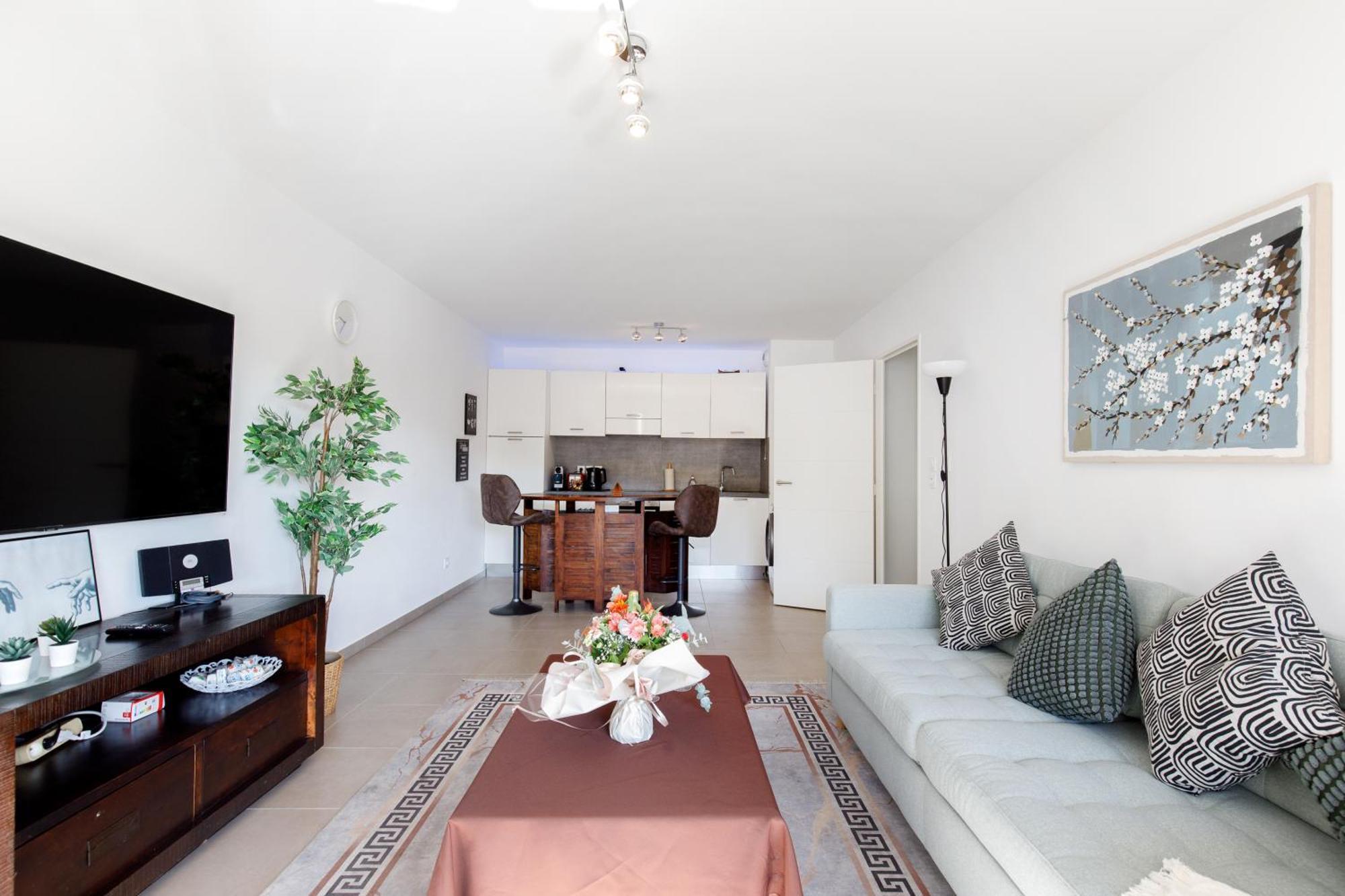 Lovely 2 Bedroom Condo With Pool Vallauris Exterior photo